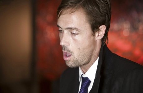 Пышногрудую порнозвезду Элисон Тайлер трахает в волосатую пизду большой член в нейлоновых чулках картинка 10