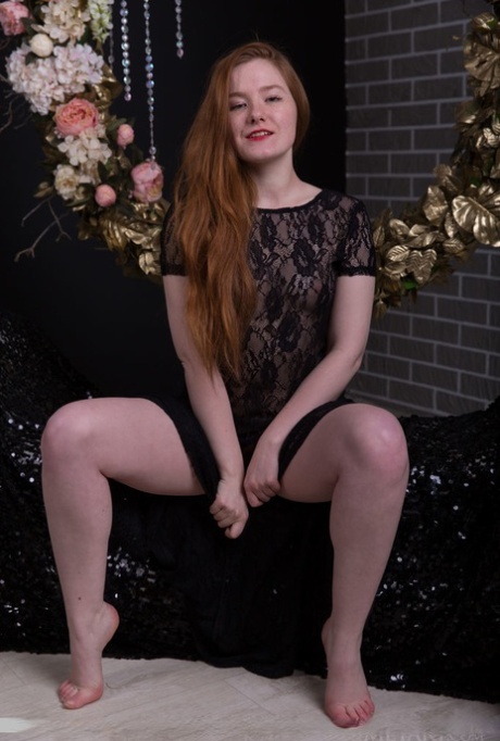 Молодая одинокая девушка с длинными рыжими волосами гордо показывает свою подстриженную киску в обнаженном виде картинка 5