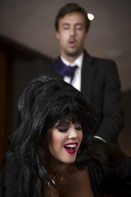 Пышногрудую порнозвезду Элисон Тайлер трахает в волосатую пизду большой член в нейлоновых чулках картинка 12