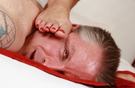 Брюнетка-культуристка Брэнди Мэй надевает Страпон для секса втроем с Алурой Дженсон картинка 9