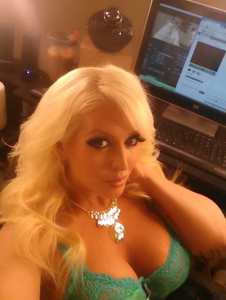 Платиновая блондинка-бомба Алура Дженсон обнажает большие сиськи для селфи картинка 6