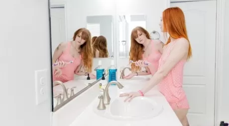 Рыжеволосые сводные сестры Скарлет Скайс и Эмбер Старк занимаются сексом втроем с парнем картинка 4