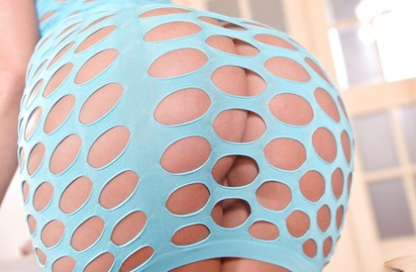 Европейская красотка Амира Адара обнажает большую задницу на высоких каблуках, дроча анус пальцами картинка 3