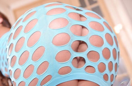 Длинноногая красотка Амира Адара демонстрирует большую белую задницу на высоких каблуках картинка 5