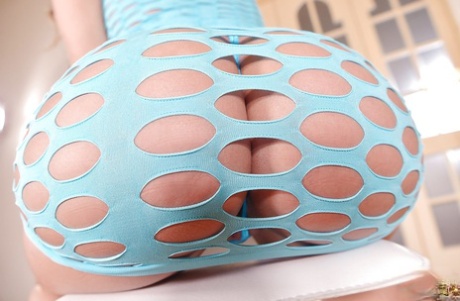 Европейская красотка Амира Адара обнажает большую задницу на высоких каблуках, дроча анус пальцами картинка 2