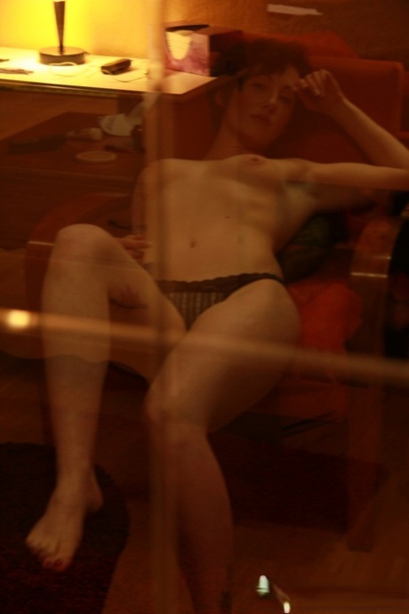 Любительская модель Энни Джеймс мастурбирует свою влажную вагину во время сольного действия картинка 4