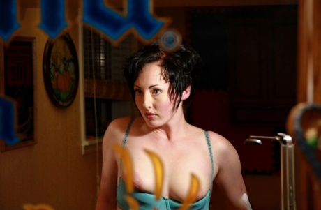 Трахает милфу Энни Джеймс Рок-н-роллом в баре картинка 5