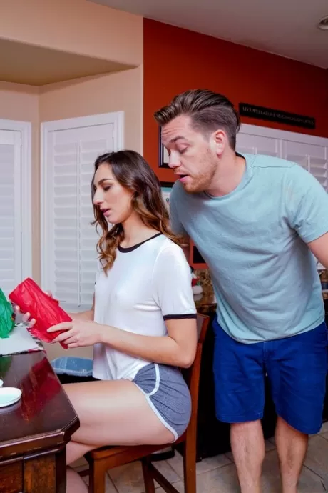 Худенькую молодую девушку Энди Роуз сводный брат обманом вовлекает в секс картинка 2