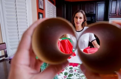 Худенькую молодую девушку Энди Роуз сводный брат обманом вовлекает в секс картинка 3