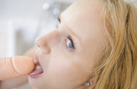 Пышногрудая блондинка любительница поиграть со своей пухлой киской дилдо в ванне картинка 8