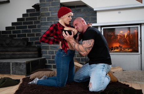 Платиновая блондинка Энджел Вики занимается сексом из киски в рот, одетая в токе картинка 5