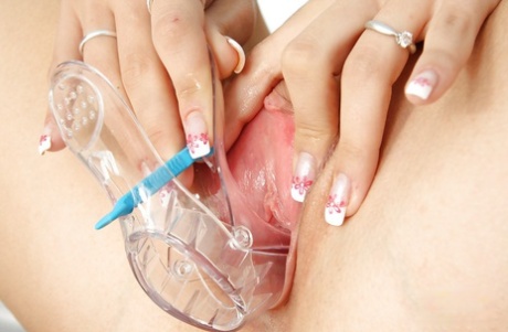 Красотка в униформе Энджел Вики играет со своими любимыми игрушками картинка 13