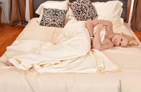 Страстная соблазнительница с великолепными формами раздевается и играет со своими кувшинами - Angel Wicky