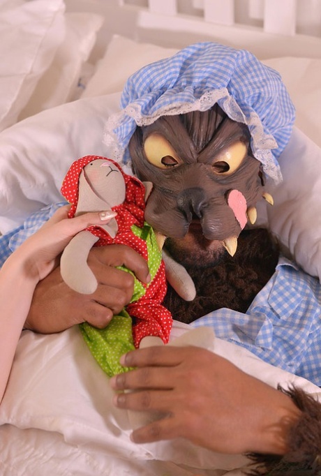 Белокурую цыпочку трахает Большой злой волк в наряде Красной шапочки для верховой езды картинка 3