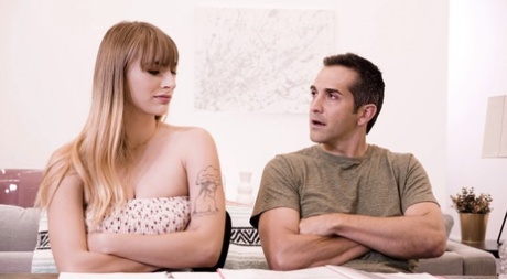 Возбужденная молоденькая Энджел Янгс соблазняет своего отчима с мамой в одной комнате картинка 2