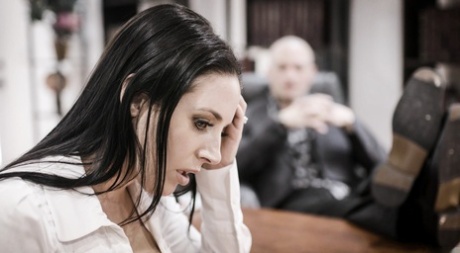 Секретарша-брюнетка Анджела Уайт занимается сексом со своим боссом картинка 4