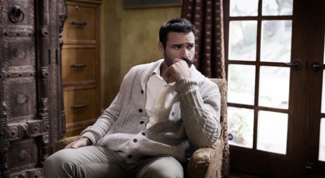 Темноволосая девушка трахается со своим отцом у сексопатолога картинка 4