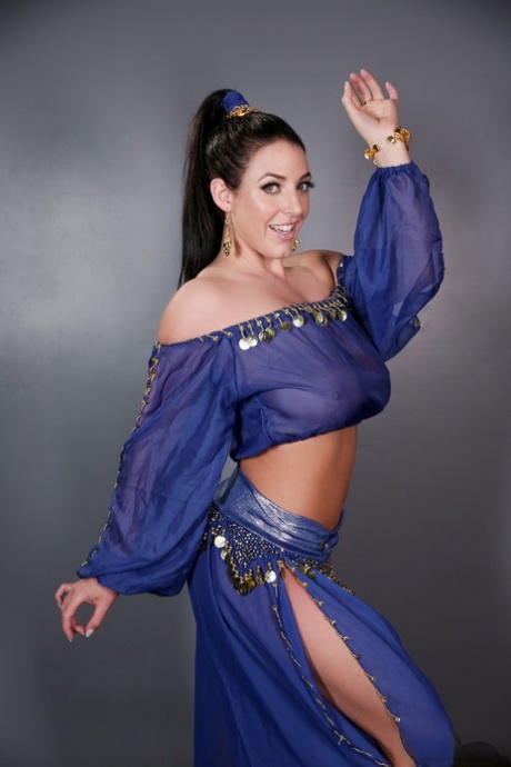 Сексуальная милфа освобождает свои огромные сиськи и шикарную задницу от наряда джинна картинка 4