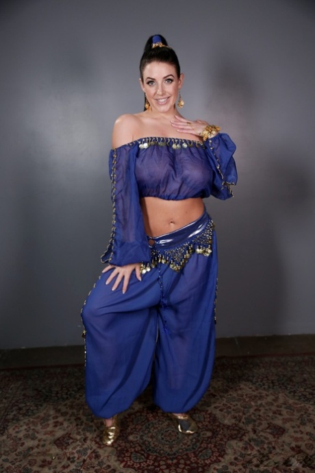 Сексуальная милфа освобождает свои огромные сиськи и шикарную задницу от наряда джинна картинка 2