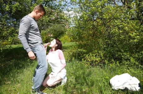 Молодая и грудастая подросток Анабель дрочит и делает минет на открытом воздухе картинка 16