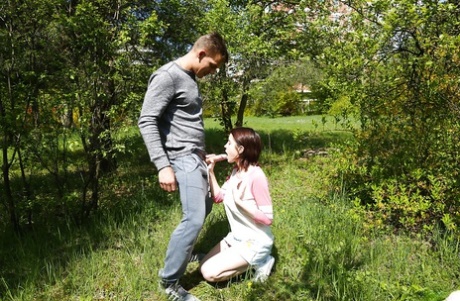 Молодая и грудастая подросток Анабель дрочит и делает минет на открытом воздухе картинка 7