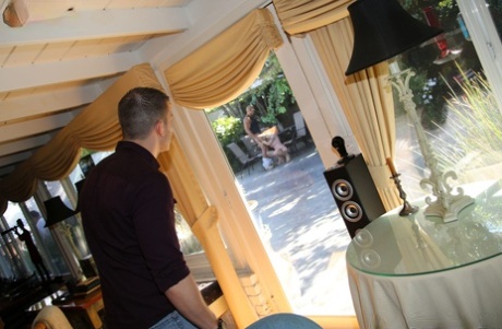 Распутная Анна Белл Пикс стоит на коленях и сосет большой черный член в страстном сексе втроем картинка 4