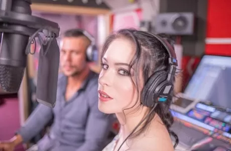 Женщина-рокер Анна Де Вилль получает сперму в рот после траха в MMF картинка 5