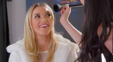 Лесбийские порнозвезды Джейд Бейкер и Энни Аврора делают макияж перед сексом картинка 3