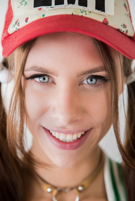 Пышногрудая брюнетка Аня Олсен с косичками сбрасывает шорты, чтобы растянуть горячую попку картинка 2