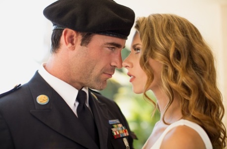 Армейская жена Аня Олсен приветствует муженька дома горячим минетом и трахом по-собачьи картинка 2