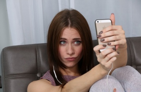 Молоденькая красотка Аня Олсен делает селфи в штанах для йоги, прежде чем раздеться догола картинка 3