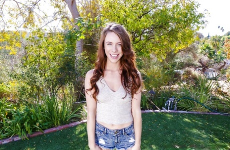 Худенькая соло-девушка Аня Олсен обнажает крошечные сиськи на открытом воздухе в обрезанных шортах картинка 2