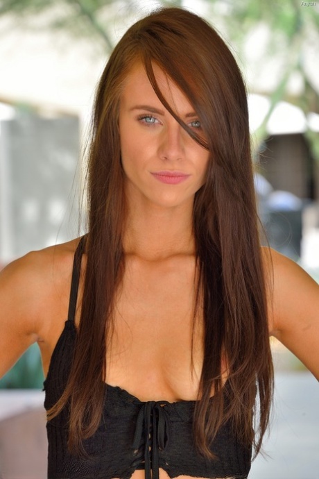 Длинноногий подросток в обрезанных шортах раздевается для прогулки шлюхи с финалом фистинга картинка 5