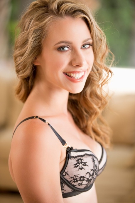 Натуральная блондинка Аня Олсен сексуально снимает свой лифчик и стринги картинка 3