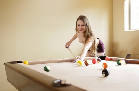 Жесткая шлюха, играющая в бильярд на раздевание, в конечном итоге трахается в диком отсосе члена втроем картинка 2