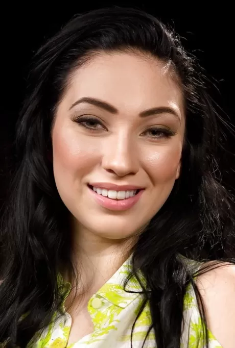 Молоденькая брюнетка Ария Александер проходит грубый сеанс игры с металлическим бондажем картинка 2