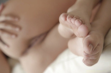 Крупным планом полностью натуральная красотка Ариана Мари мастурбирует картинка 11