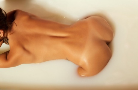 Великолепная девушка Ариана Мари раздевается в ванне, наполненной молоком и лепестками роз картинка 13