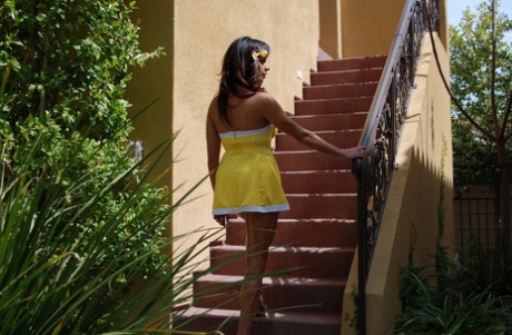 Латиноамериканка Ариэлла Феррера снимает свое хлопчатобумажное нижнее белье на лестнице кондоминиума картинка 6