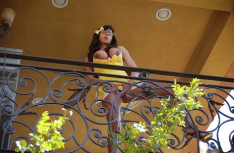 Латиноамериканка Ариэлла Феррера снимает свое хлопчатобумажное нижнее белье на лестнице кондоминиума картинка 12