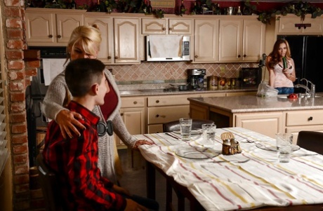 Милфа-латиноамериканка с большой грудью Ариэлла Феррера делает футфетиш и минет за обеденным столом картинка 2