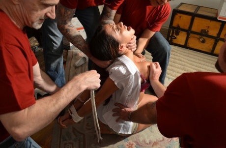 Большая сиськастая Ариэлла Феррера терпит грубый трах в рабстве в горячей групповухе картинка 2