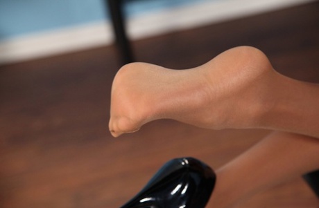 Грудастая секретарша снимает очки, прежде чем потереть свою киску через коричневые колготки картинка 5