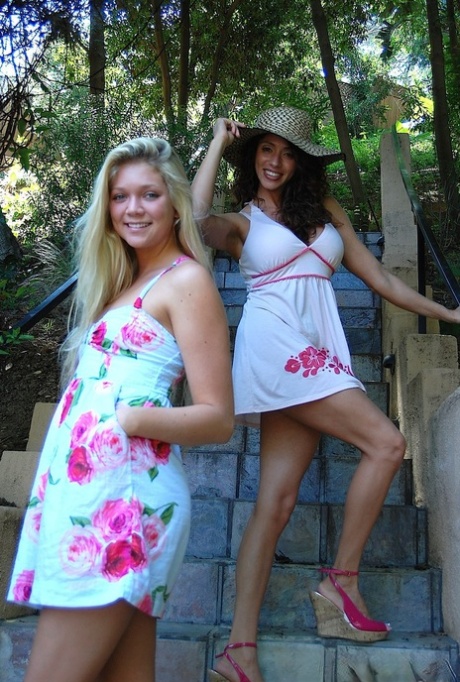 Лесбиянки Ариэлла Феррера и Джесси Эндрюс мелькают на ступеньках без трусиков картинка 13