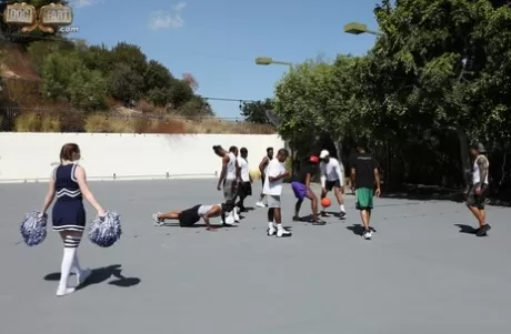 Белую болельщицу Ариетту Адамс трахают чернокожие баскетболисты картинка 3