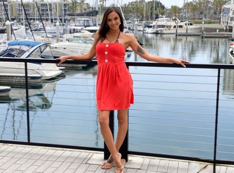 Армани Блэк моделирует бикини на пристани для яхт перед тем, как вылизать задницу Би Джею и трахнуться картинка 3