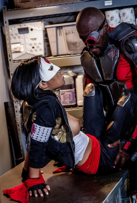 Азиатка в маске Аса Акира трахается с черным чуваком в байкерской одежде картинка 8