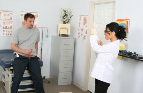 Азиатская красотка Аса Акира имеет огромный член, разрывающий ее тугую киску картинка 3