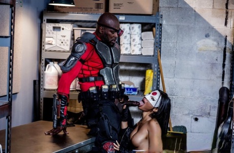 Азиатка в маске Аса Акира трахается с черным чуваком в байкерской одежде картинка 2