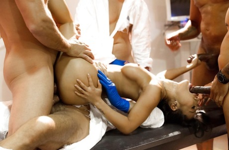 Азиатская порнозвезда Аса Акира занимается жестким сексом во время межрасовой групповухи картинка 13